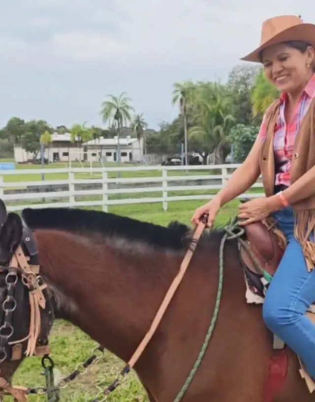 Mujer con sombrero paseando a caballo en Kalomai