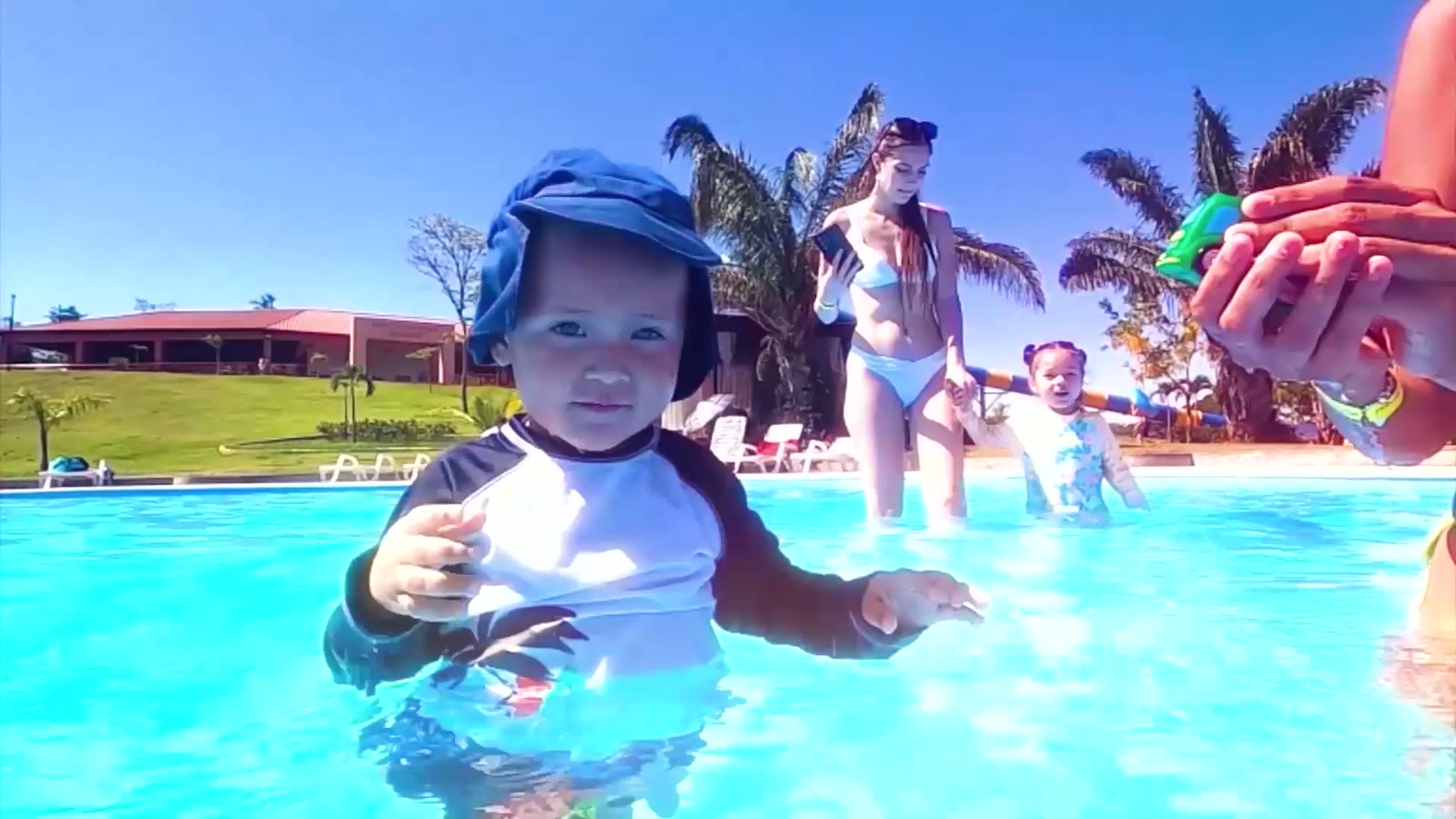 Bebé en la piscina con su familia en Kalomai Park