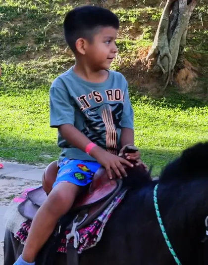 Niño paseando en pony en la granja Kalomai