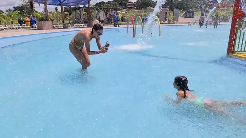 Niños jugando en el parque infantil interactivo