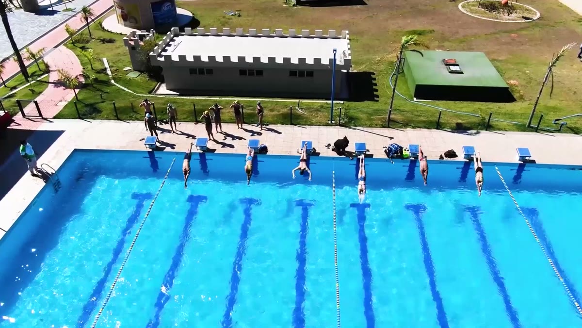 Nadadores listos en la piscina olímpica de ocho carriles