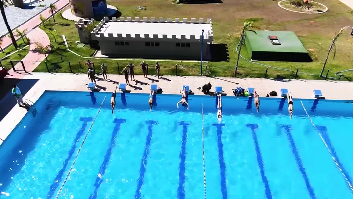 Nadadores listos en la piscina olímpica de ocho carriles