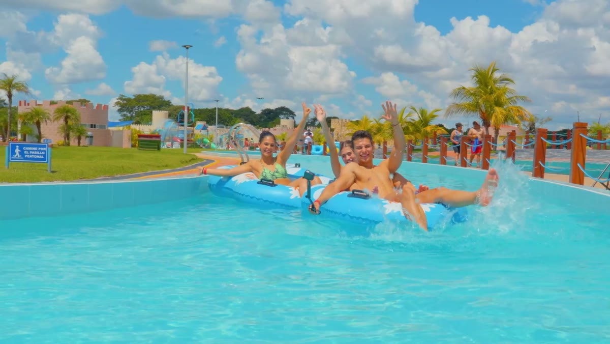 Familia flotando en el río lento de Kalomai Park